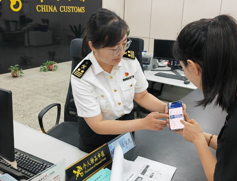 西安海关所属邮局海关工作人员为群众指导使用进出境邮件“一站式”办理平台