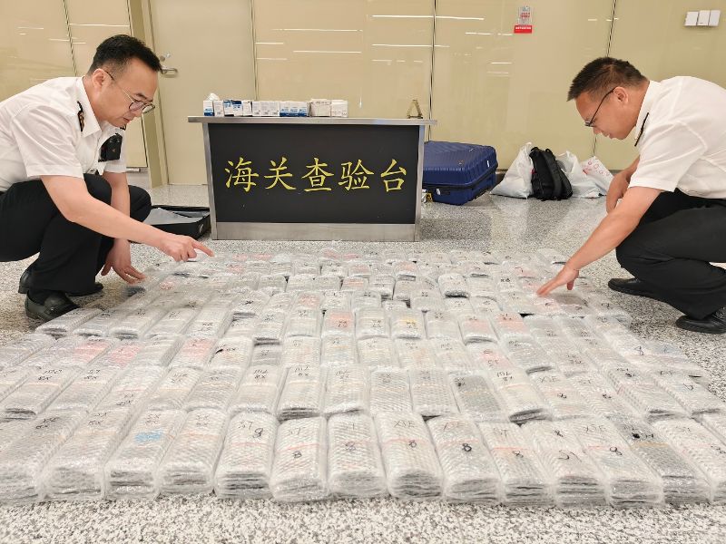 西安咸阳机场海关查获旧手机电子屏1021件